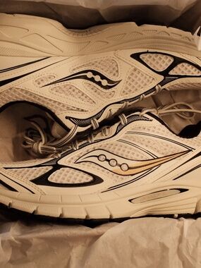 SAUCONY PROGRID GUIDE 7 ONYX/GOLD